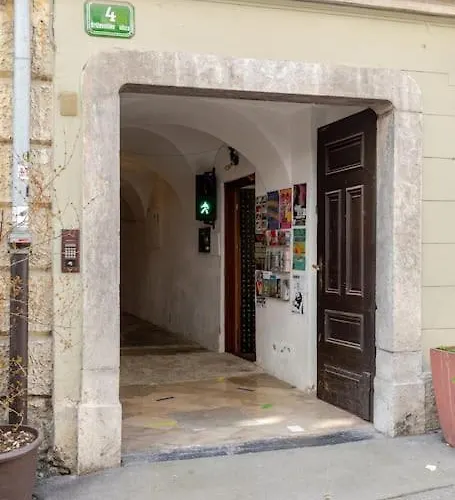 Artistic Quiet Crusader Street Apartman